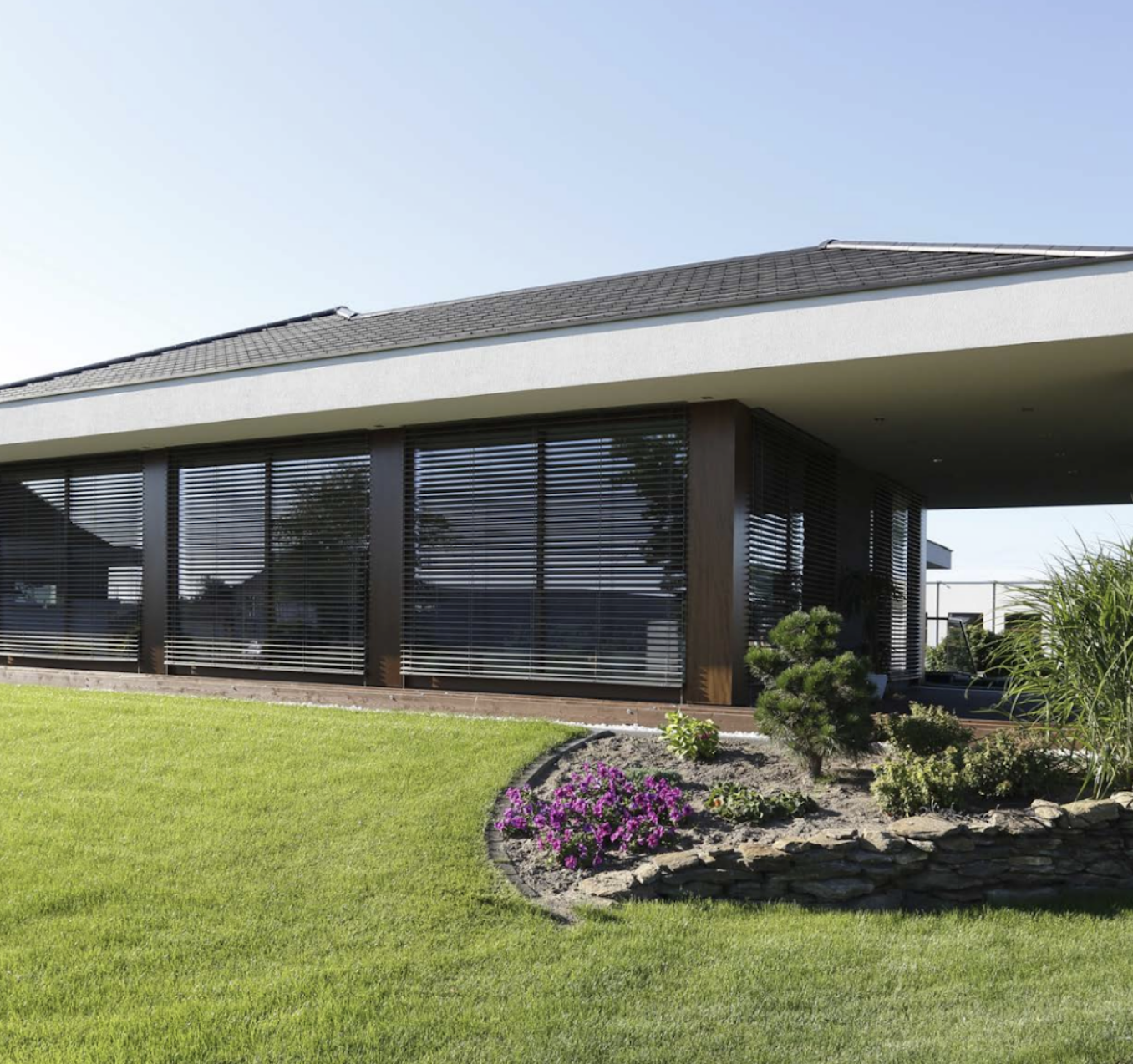 Modernes Haus mit Fassadenjalousien-Raffstoren