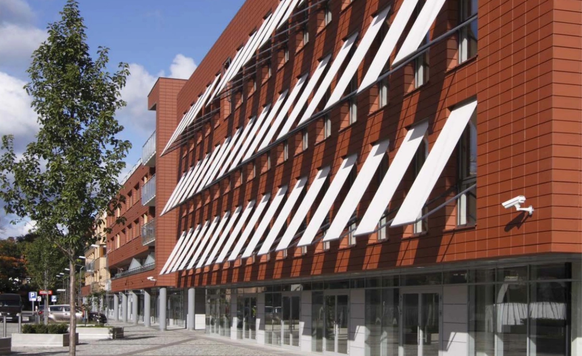 Modernes Gebäude mit vertikalen Markisen und Sonnenschutz