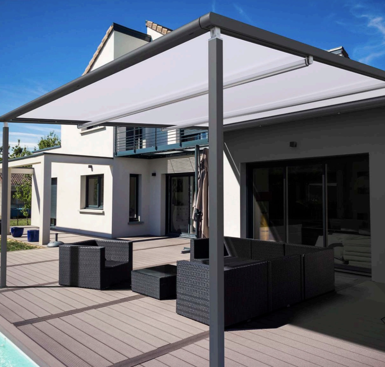Moderne Terrassenüberdachung mit Glasdach